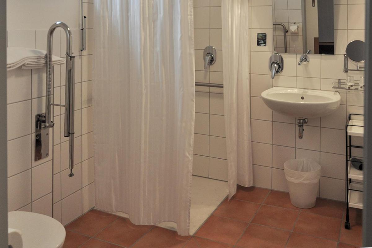 Seminarhotel In Der Manfred-Sauer-Stiftung Lobbach ภายนอก รูปภาพ